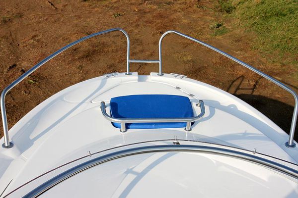 Каютная моторная лодка из стеклопластика Бестер 500Р место на носовой палубе