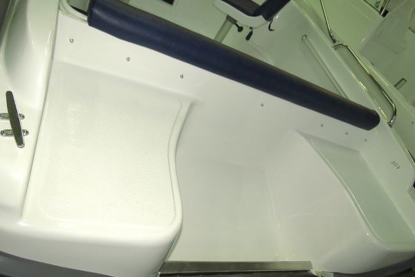 Каютная моторная лодка из стеклопластика Бестер-500 свим-платформы