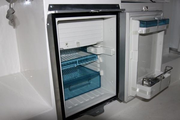 Стеклопластиковый кабинный катер Бестер-650 холодильник