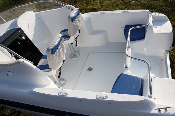 Каютная моторная лодка из стеклопластика Бестер 500Р открытый кокпит