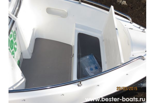 Стеклопластиковая моторная лодка Бестер-485  носовой рундук
