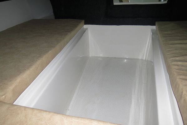 Каютная моторная лодка из стеклопластика Бестер-500 спальные места