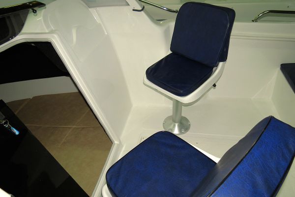 Каютная моторная лодка из стеклопластика Бестер-500 кресла водителя и пассажира