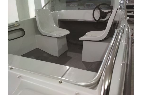 Стеклопластиковая моторная лодка Бестер-400 поворотные кресла