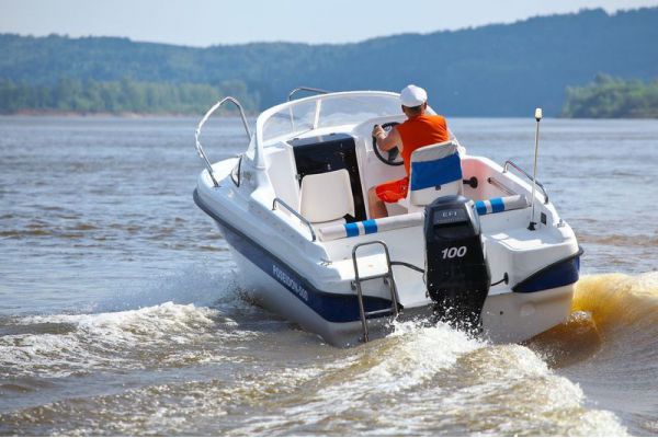 Каютная моторная лодка из стеклопластика Бестер-500 с мотором